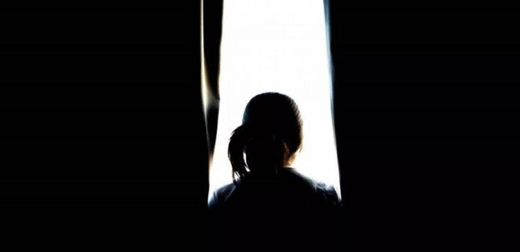 شاهد .. فنانة مغربية تحرج مشترك من فريقها أمام الجمهور