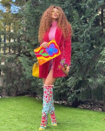 شاهد .. حذاء ميريام فارس الخارج عن المألوف يلفت الأنظار.. وهكذا نسقته