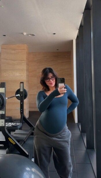 شاهد .. أصالة كامل تستعرض حملها بهذا اللوك الرياضي من داخل الجيم