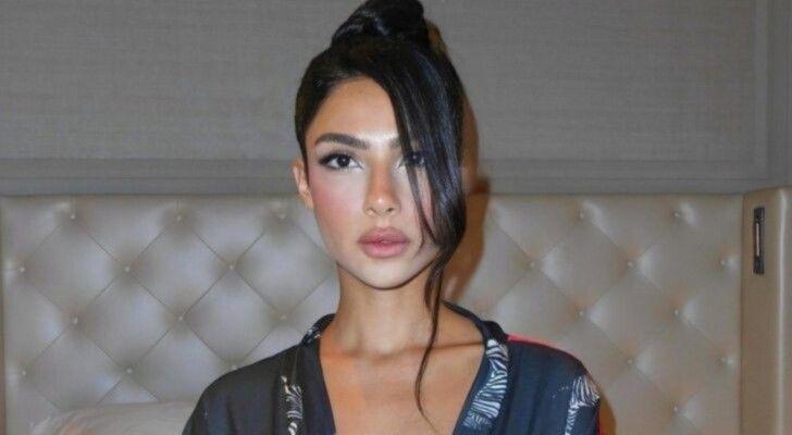 شاهد .. سعر مرتفع لإطلالة هدى المفتي الشيك من Dolce & Gabbana