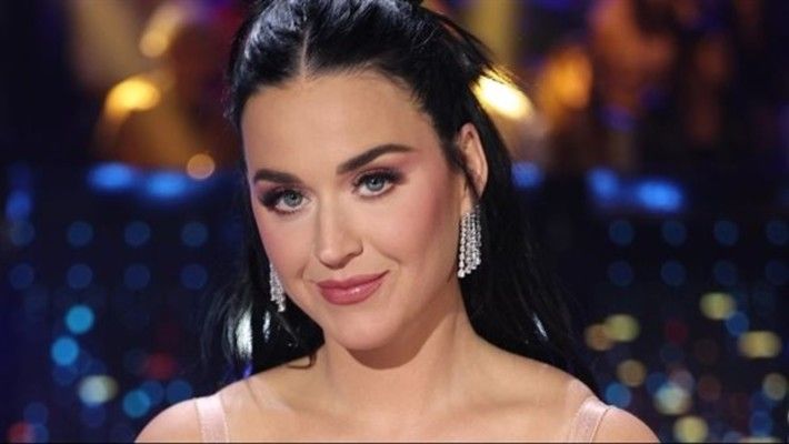 شاهد .. كايتي بيري تتألق بفستان من تصميم زهير مراد