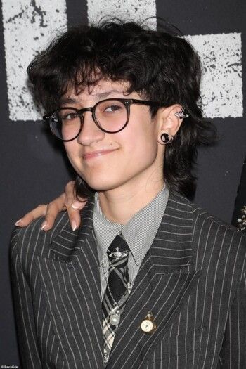 شاهد .. جينيفر لوبيز تضج أنوثة بتوقيع زهير مراد .. وذكورية ابنتها تثير الجدل