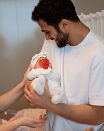 شاهد .. ألكسندر علوم يحتفل بعيد ميلاد ابنته الأول برسالة مؤثرة - بالصور