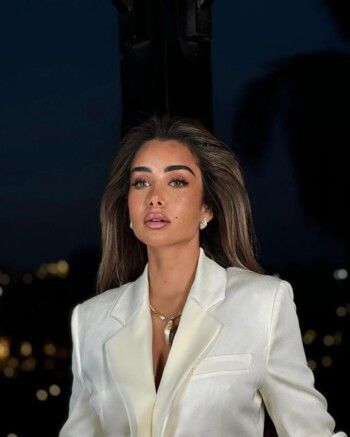 شاهد .. هنا الزاهد تتألق بلوك شيك ابيض وتبرز جمالها