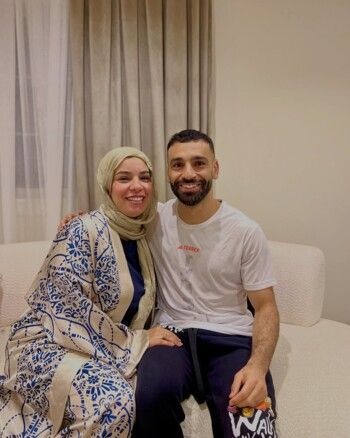 شاهد .. لن تصدقوا الشبه الكبير بين محمد صلاح وشقيقته