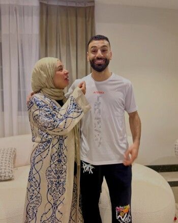 شاهد .. لن تصدقوا الشبه الكبير بين محمد صلاح وشقيقته