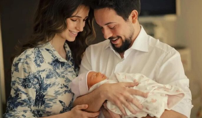 شاهد .. أناقة الأميرة إيمان بنت الحسين تلفت الأنظار منذ الطفولة وهذا ما ارتدته!