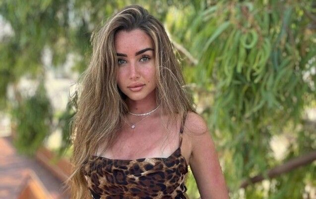 شاهد .. هنا الزاهد تتألق بلوك شيك ابيض وتبرز جمالها