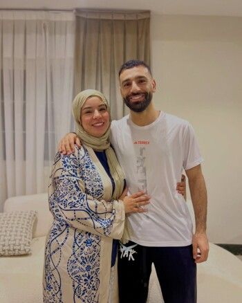 شاهد .. لن تصدقوا الشبه الكبير بين محمد صلاح وشقيقته