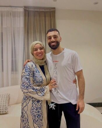 شاهد .. لن تصدقوا الشبه الكبير بين محمد صلاح وشقيقته