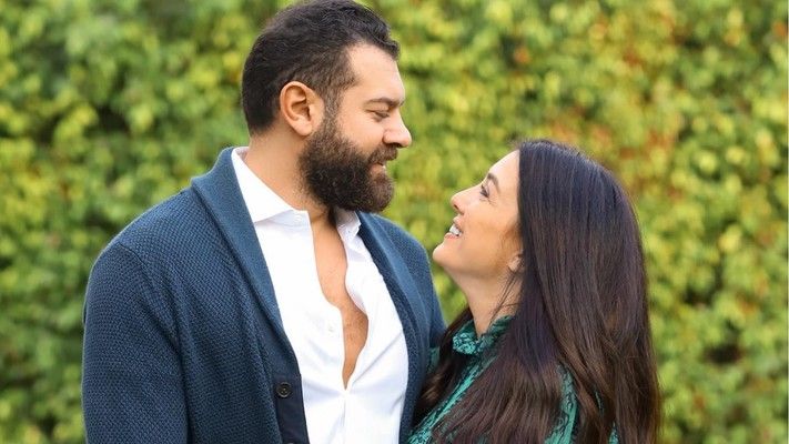 شاهد .. عمرو يوسف يعايد زوجته كندة علوش بكلمات مؤثرة