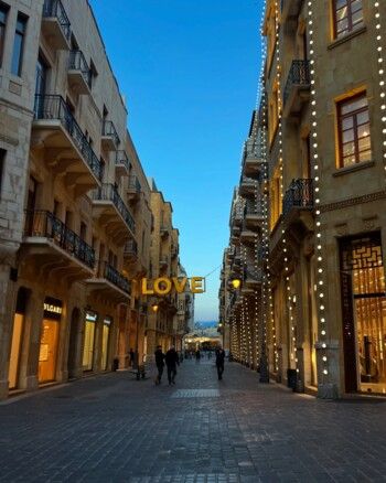 شاهد .. دانا الحلاني تستمتع بوقتها في شوارع بيروت