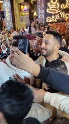 دراما رمضان 2025.. ازدحام جماهيري يوقف تصوير إعلان عصام السقا في شارع المعز