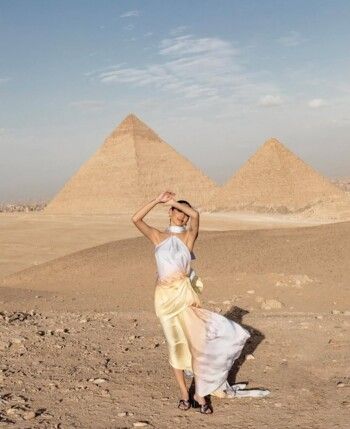 شاهد .. "أم الدنيا كلها".. سلمى أبو ضيف تطل من امام أهرامات الجيزة