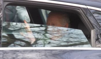 شاهد .. الصور الأولى للملك تشارلز بعد خروجه من المستشفى