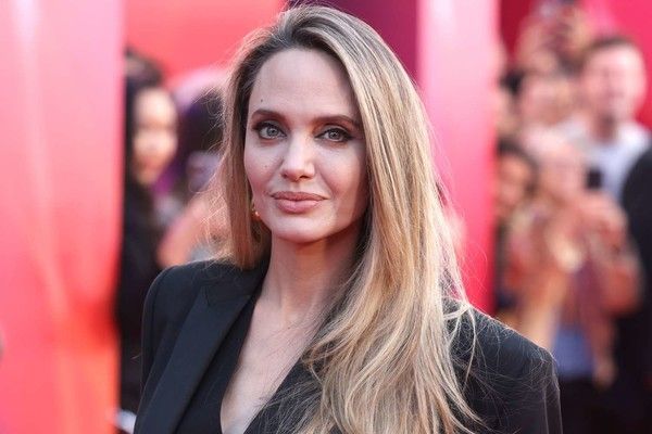 شاهد .. فستان زفاف أنجلينا جولي تميز بتصميم خاص خارج عن المألوف