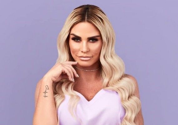 شاهد .. صورة نادرة لـ كاتي برايس قبل سنوات من الجراحات التجميلية