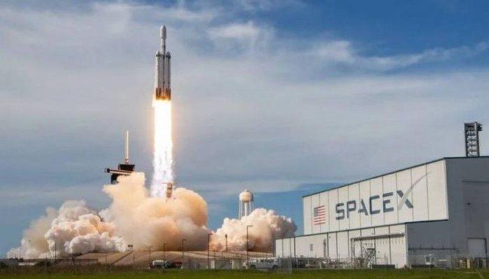 «سبيس إكس» تستعد لإطلاق أول رحلة فضائية مأهولة فوق قطبي الأرض