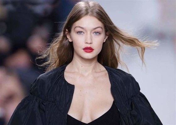 شاهد .. الـ Flip Flop المفضل لدى جيجي حديد أصبح متوفراً الآن بسعر يناسبك!