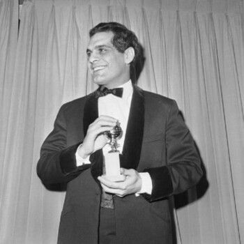 شاهد .. صور نادرة للممثل عمر الشريف خلال تكريمه بهذه الجائزة