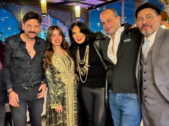 وائل متولي يشارك نجوم الفن في احتفالية نجاح "بنات همام"