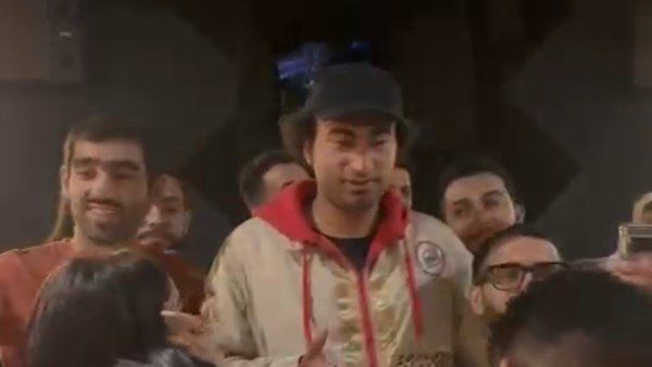 علي ربيع يحتفل بـ"الصفا الثانوية بنات" مع جمهوره بإحدى دور العرض السينمائي