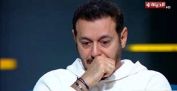 شاهد .. مصطفى شعبان يدخل في نوبة بكاء على شقيقه الراحل