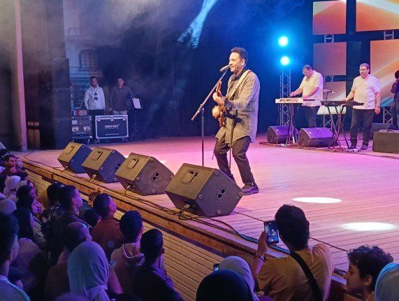 بالصور.. مصطفى قمر يتألق في حفل كامل العدد على مسرح محمد عبد الوهاب بالإسكندرية
