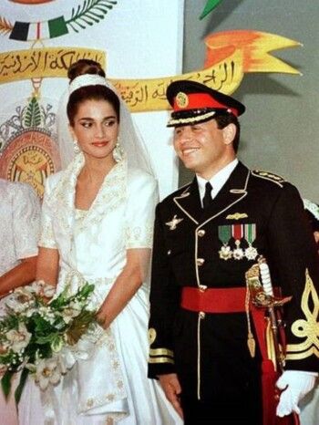 شاهد .. الملكة رانيا بدّلت فستانين في حفل زفافها.. وهكذا نسقت كل منهما