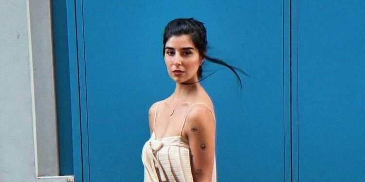 شاهد .. زينة مكي تحمس متابعيها لمسلسلها المعرب "إيزيل" من داخل الطائرة