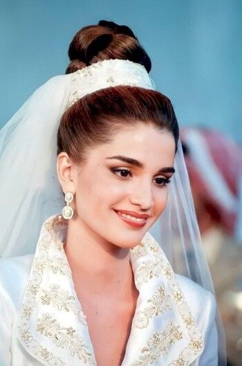 شاهد .. الملكة رانيا بدّلت فستانين في حفل زفافها.. وهكذا نسقت كل منهما