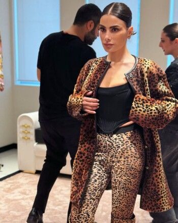 شاهد .. سعر خيالي لإطلالة صبا مبارك بنقشة النمر من توقيع Versace