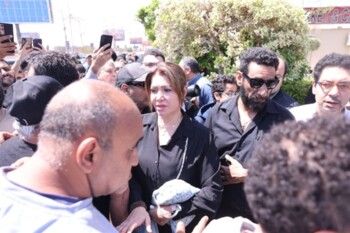 شاهد .. وداع مؤثر لزوجة نضال الشافعي.. حضور فني واسع في جنازة هند عبد الحليم - بالصور
