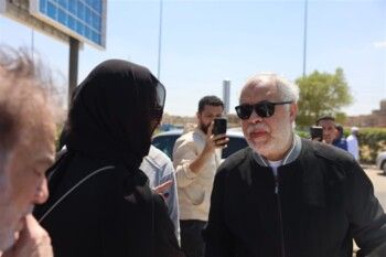 شاهد .. وداع مؤثر لزوجة نضال الشافعي.. حضور فني واسع في جنازة هند عبد الحليم - بالصور