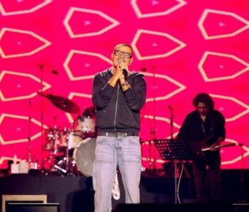 شاهد .. عمرو دياب يحيي حفلاً حاشدًا في البحرين ويخطف الأنظار بإطلالة مختلفة