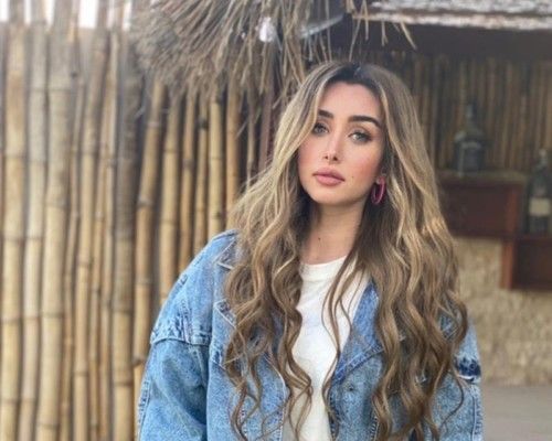 شاهد .. إطلالات هنا الزاهد في باريس تلفت الأنظار.. وملابسها تتناسق مع أجواء المدينة