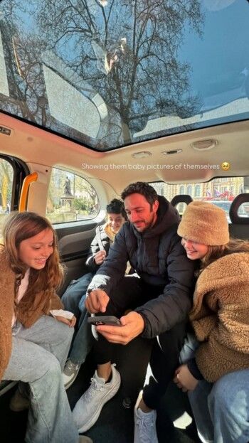 شاهد .. رد فعل مفاجئة لأولاد كارن وازن عند رؤية صور طفولتهم