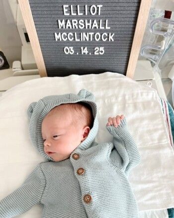 شاهد .. إمينيم يصبح جدًّا وابنته تكرمه باختيار هذا الاسم لابنها (صور)