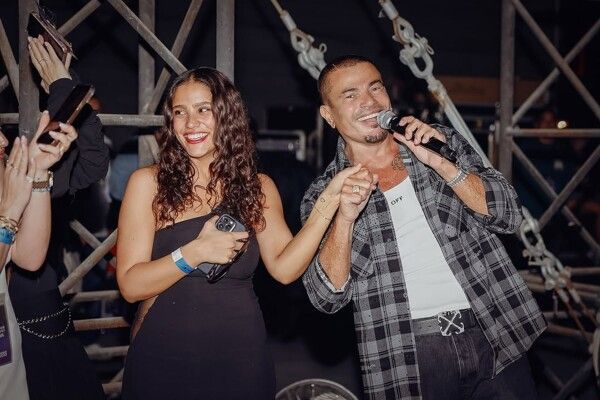 شاهد .. جنا عمرو دياب تقتحم المسرح في حفل والدها ويقدمان هذه الأغنية معاً (فيديو)