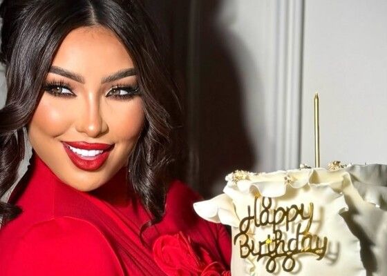 شاهد .. دنيا بطمة تحتفل بعيد ميلادها بطريقة فريدة مع بناتها على المسرح