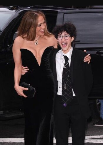 شاهد .. إبنة جينيفر لوبيز تختار إطلالة ذكورية والجمهور يعلق (صور)