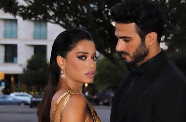 شاهد .. نقل ألكسندر علوم الى المستشفى ورحمة رياض الى جانبه في محنته (صورة)