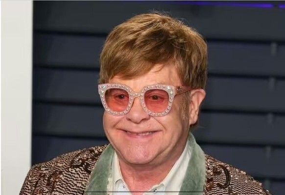 شاهد .. إلتون جون يتحدث عن التغييرات في حياته بعد فقدانه البصر في عينه اليمنى