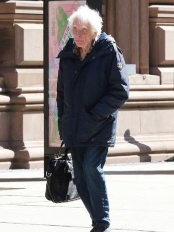 شاهد .. ظهور نادر لـ نجم سينمائي شهير بمناسبة عيد ميلاده الـ 85