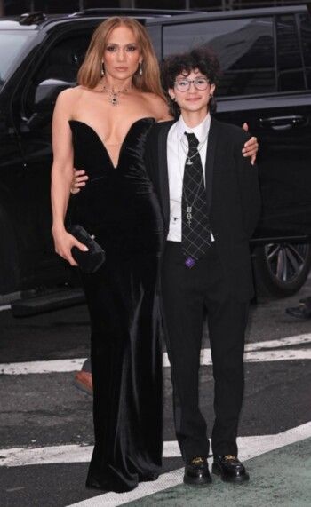 شاهد .. إبنة جينيفر لوبيز تختار إطلالة ذكورية والجمهور يعلق (صور)