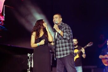 شاهد .. جنا عمرو دياب تقتحم المسرح في حفل والدها ويقدمان هذه الأغنية معاً (فيديو)