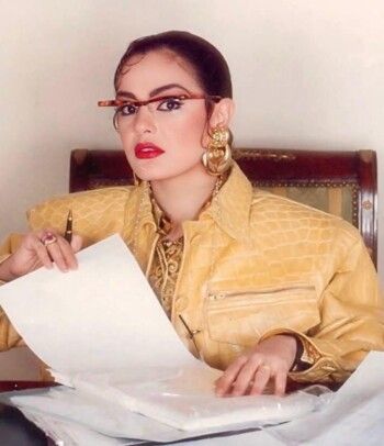 شاهد .. شريهان تلفت الأنظار بالأصفر في صورة نادرة لها