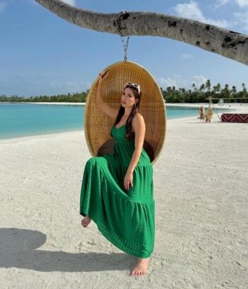 شاهد .. كيف تنسقين إطلالتك في المالديف؟ إليك أفكارا من إطلالات الفنانات!