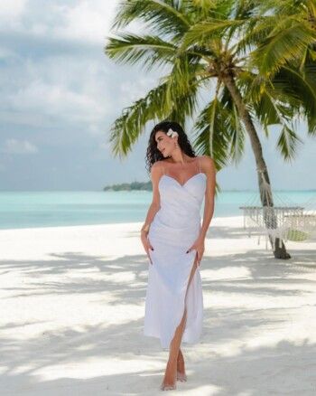شاهد .. ياسمين صبري تخطف الانظار بفستانها الأبيض على شواطئ جزر المالديف
