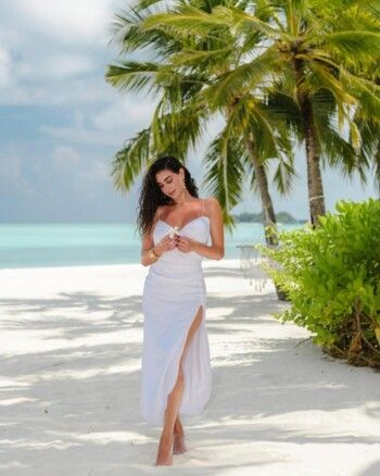 شاهد .. ياسمين صبري تخطف الانظار بفستانها الأبيض على شواطئ جزر المالديف